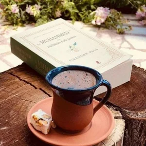 किताब और कॉफ़ी 📚☕️